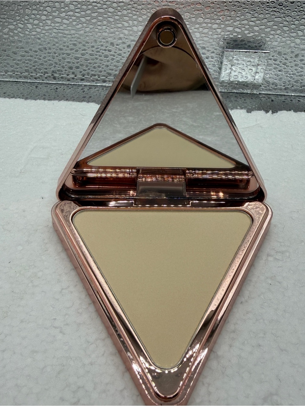 Lys Light Beige Triangular Compact Face Powder